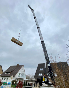 Klaas Ladekran bei Arbeiten im Wohngebiet - Zimmerei und Dachdeckerei Höke