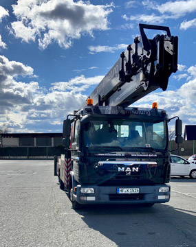 MAN LKW mit eingefahrenem Kran